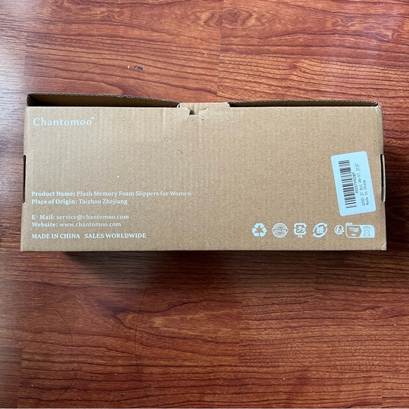 NWB Chantamoo Grey Faux Fur slippers - women’s size 6 - Picture 3 of 6